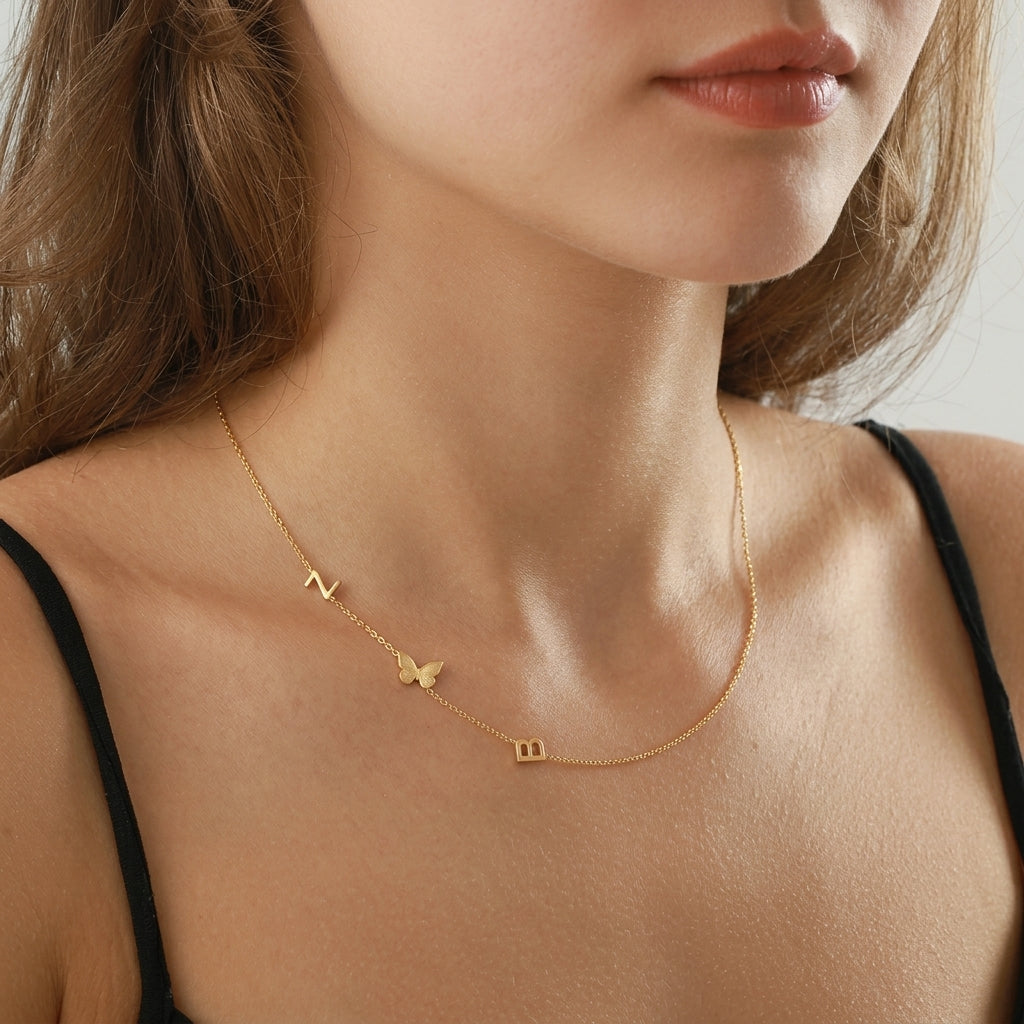 Kette mit seitlichen Initialen