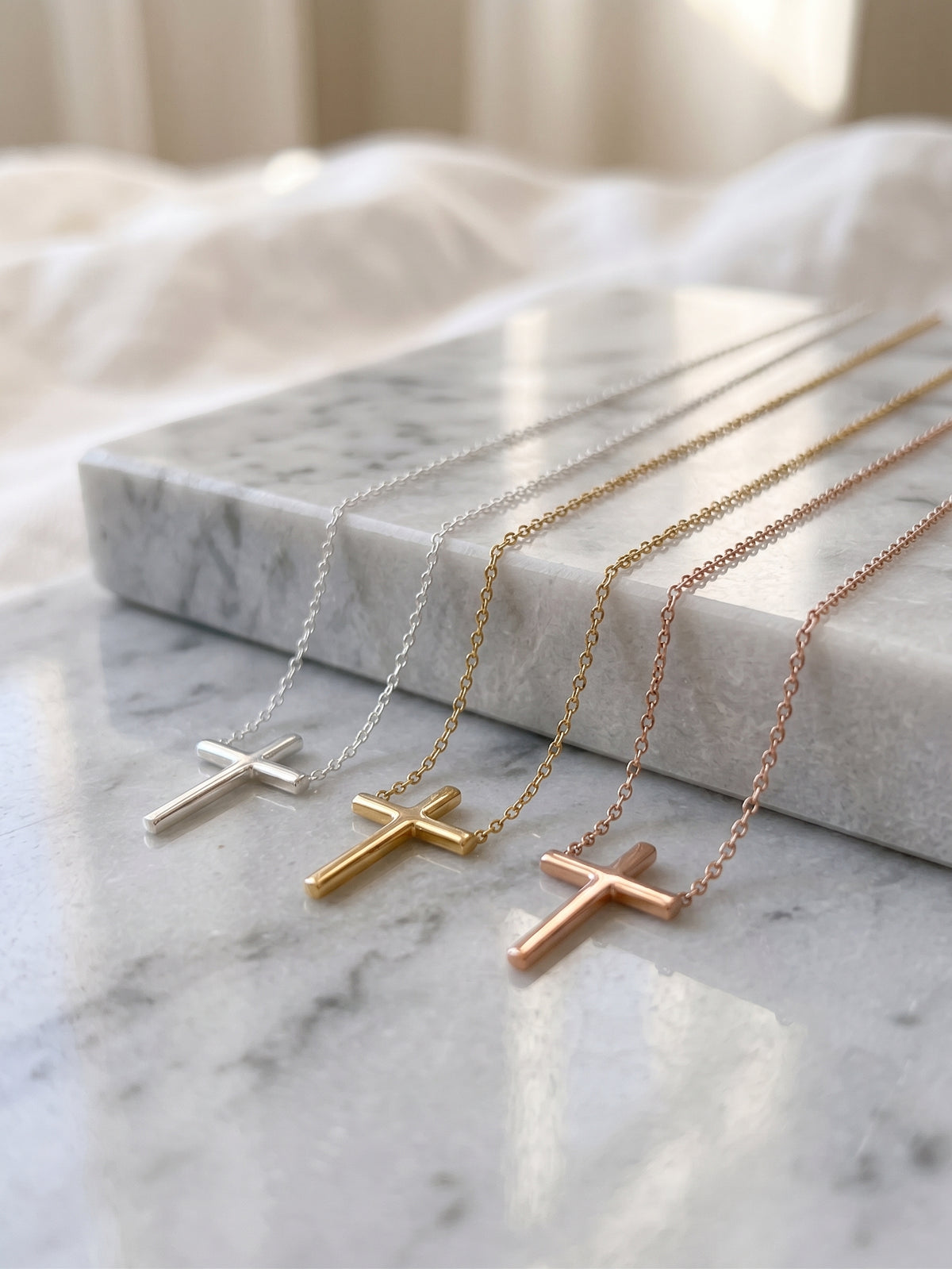 Haven Halskette mit seitlichem Kreuz