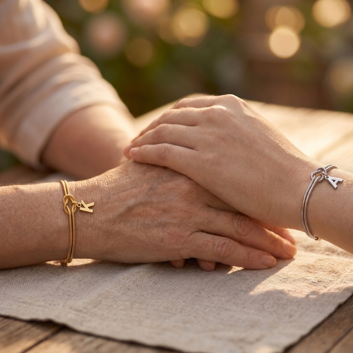 Initialen-Armband „Ewiger Knoten“