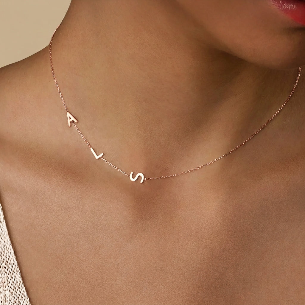 Kette mit seitlichen Initialen