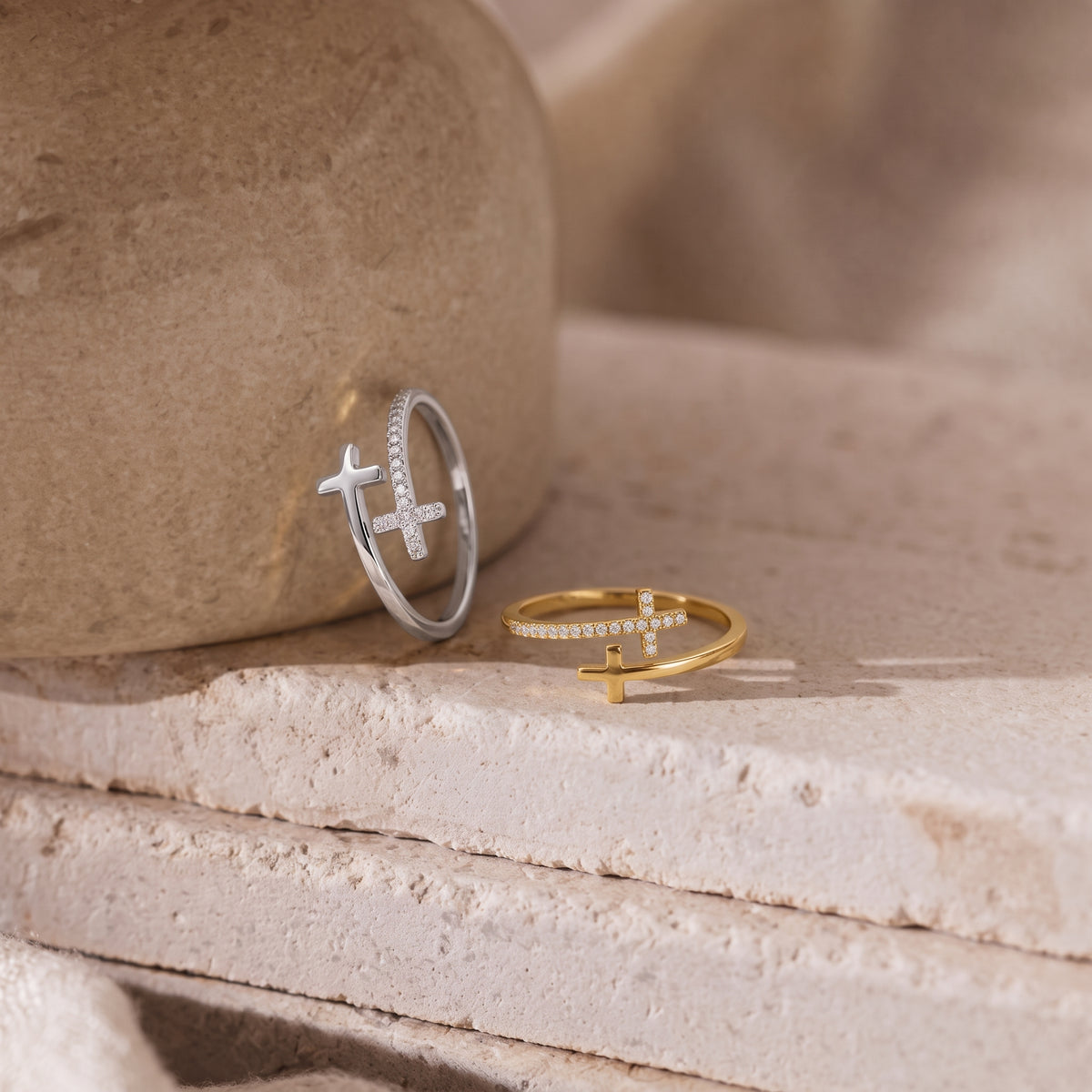 Ring mit zwei Kreuzen