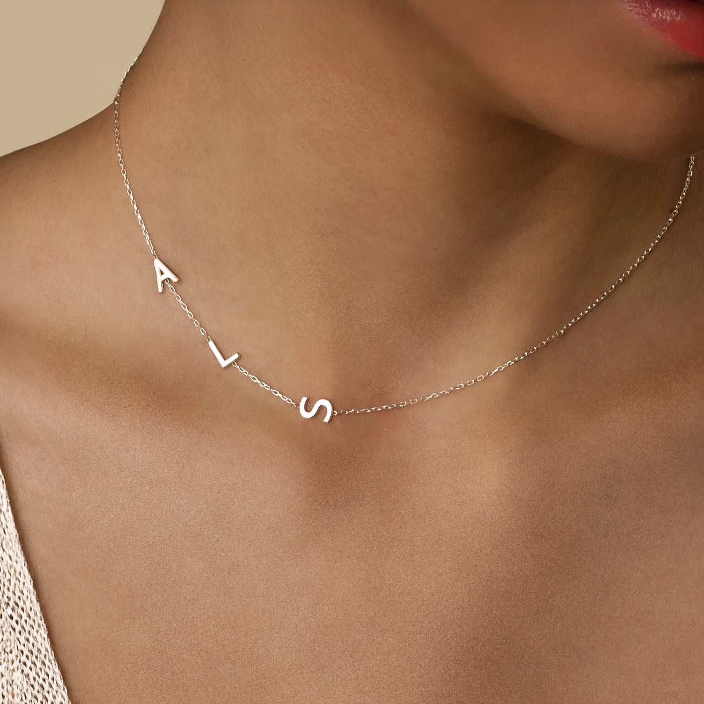 Kette mit seitlichen Initialen