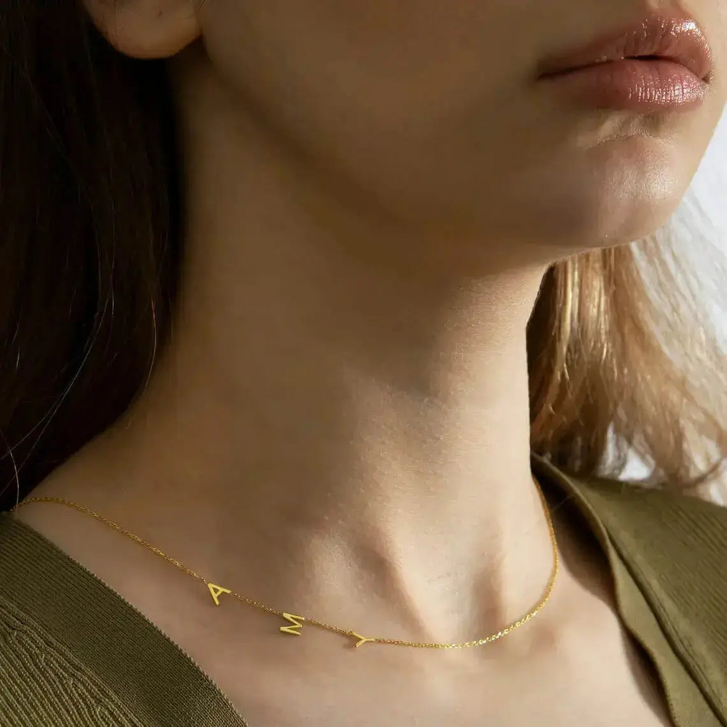 Kette mit seitlichen Initialen
