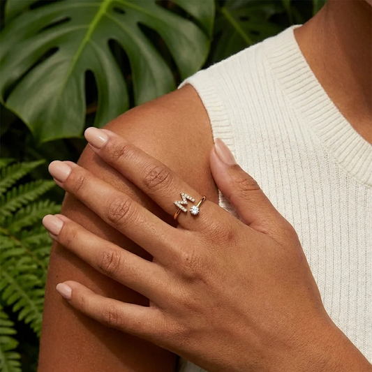 Schlichter verstellbarer Ring mit Initiale