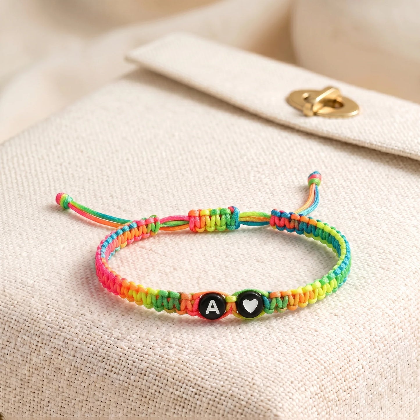 Verstellbares Armband mit Initiale & Herz